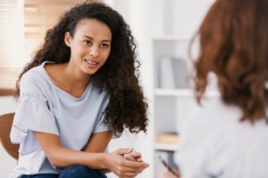 woman discusses signs of bipolar disorder with therapist