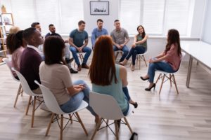therapist meets with recovery group