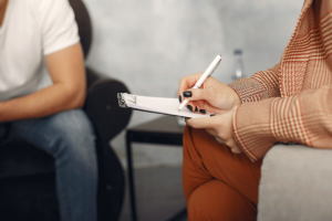 addiction treatment specilaist and client discussing finding fentanyl addiction treatment near Austin, TX, in an office setting.