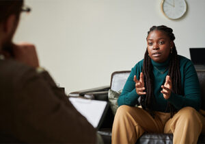 behavioral health therapist talking to a young woman about dual diagnosis treatment