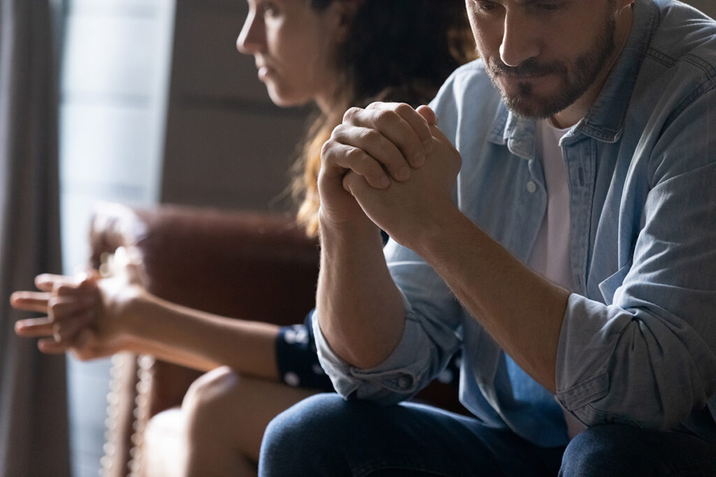 Two people discussing signs of opioid addiction