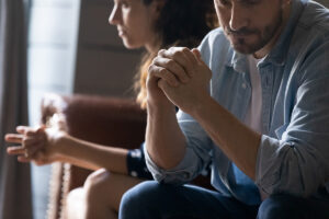 Two people discussing signs of opioid addiction